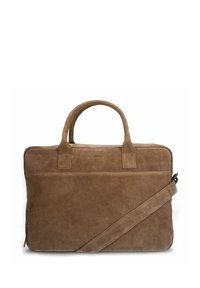 Borsa per laptop in suede marrone con due manici superiori e una tracolla regolabile. Presenta una chiusura con zip e una superficie liscia.