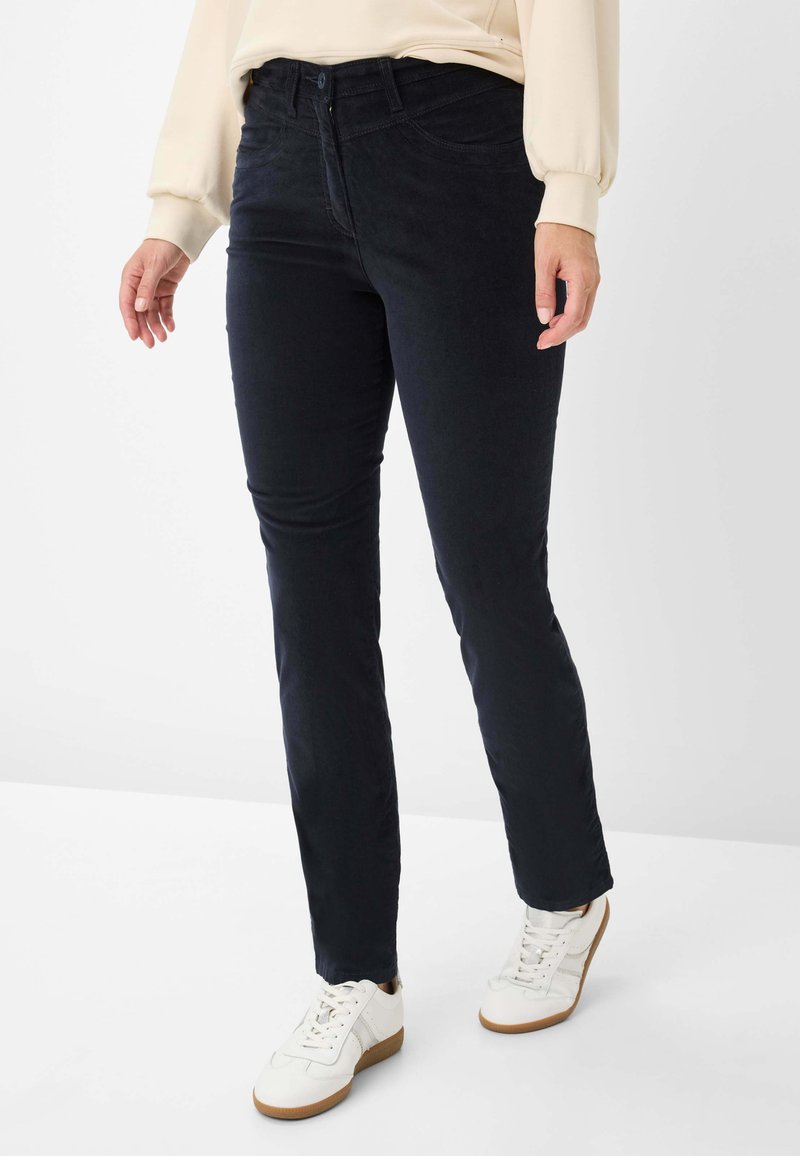 Donkerblauwe jeans gemaakt van zachte stof, met een slim fit, traditionele vijfhoekige zakken en een knoopsluiting op de taille.