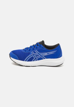 Zapatilla deportiva azul con material de malla, acentos negros y suela blanca. Cuenta con un upper texturizado y detalle de marca reflectante.