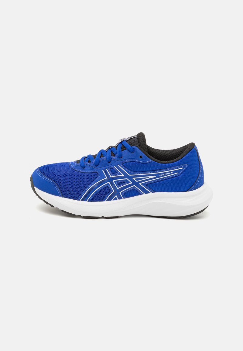 Chaussure de sport bleue en matériau en maille, avec des accents noirs et une semelle blanche. Présente un dessus texturé et un détail de marque réfléchissant.