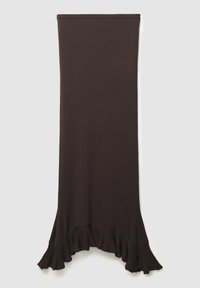 Robe longue marron en tissu lisse, avec un ourlet volanté en bas et une partie supérieure ajustée avec un décolleté simple.