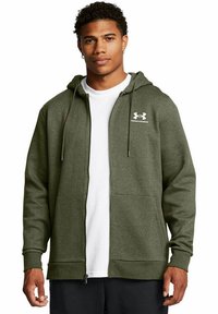 Felpa verde oliva con zip, lacci e tasche anteriori, con il logo Under Armour bianco sul petto sinistro. Il tessuto appare morbido e strutturato.