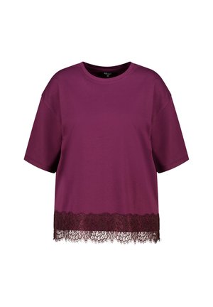 Paarse kortermige blouse met een ronde hals en een donkere kanten rand langs de onderzoom.