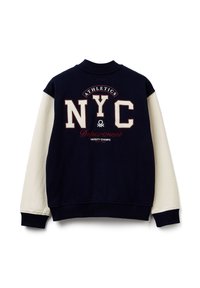 Mikina ve stylu bloků v námořnické modři a krémové barvě s vyšitými detaily "NYC" a "Athletics". Má žebrovaný límec a manžety, měkkou texturu.