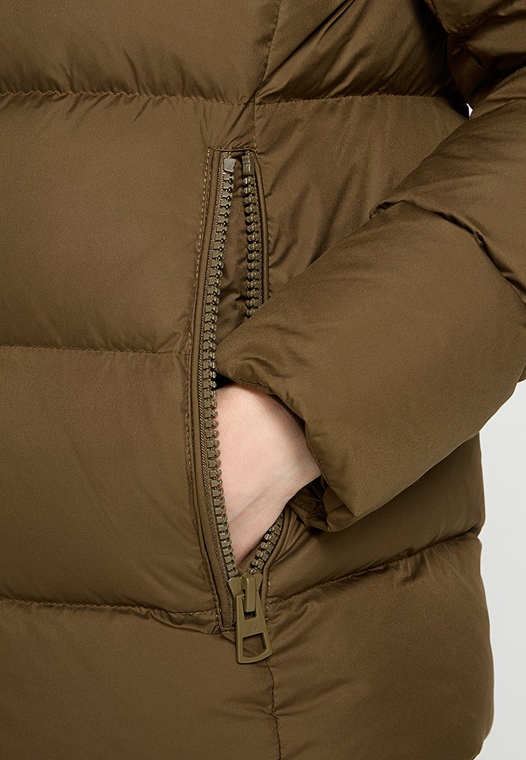 Olivgrüne Daunenjacke mit einem Reißverschlussfach, das einen strukturierten Reißverschluss und einen weichen, glatten Stoff aufweist. Das Design ist gesteppt.