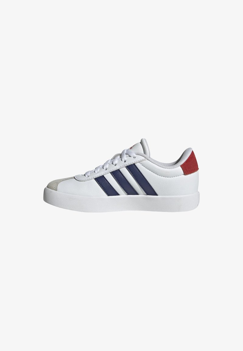 Scarpa sportiva bianca con tomaia in pelle liscia, design a tre strisce blu navy, punta grigia e accentuazione rossa sul tallone. Suola in gomma, chiusura con lacci.