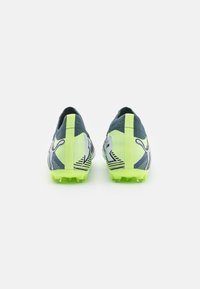 Puma FUTURE 7 MATCH MG JR UNISEX - Botines de fútbol para terreno firme - gray skies/white/fizzy apple