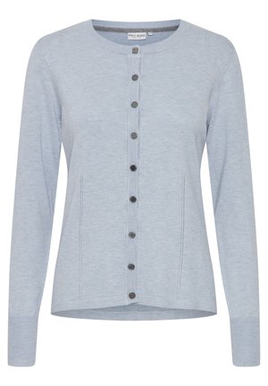 Svetlo modri kardigan iz mehkega materiala, ki ima okroglo ovratnico, dolge rokave, zapiranje na gumbe in žepke na zadnjem šivu.