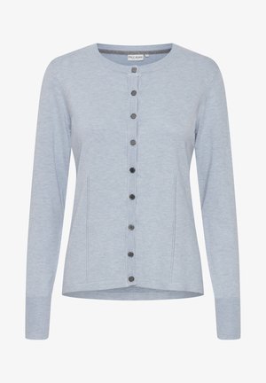 Svetle modrý kardigan z měkké tkaniny, s kulatým výstřihem, dlouhými rukávy, zapínáním na knoflíky a kapsami po stranách.