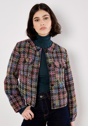 Giacchetto in tweed multicolore con taglio corto, collo rotondo e due tasche frontali. Presenta bottoni neri e un tessuto testurizzato.