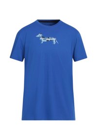 Maglietta blu realizzata in tessuto morbido con una grafica stilizzata di un bassotto in tonalità di blu e grigio sul davanti. Maniche corte, collo rotondo.