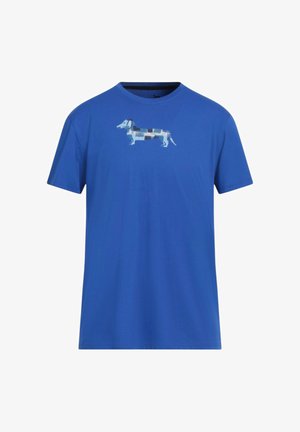 Maglietta blu realizzata in tessuto morbido con una grafica stilizzata di un bassotto in tonalità di blu e grigio sul davanti. Maniche corte, collo rotondo.