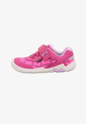 Pinkfarbener Kindersneaker mit Klettverschluss, Mesh-Obermaterial, Gore-Tex-Label und weißer Gummisohle mit lila Akzenten, Seitenansicht.