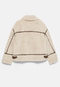 Faux fur-jakke i crème med en luksuriøs tekstur, der har brun læderdetaljer og en kravekrave. Lynlåse på ærmerne.