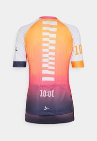 Dos d'un maillot de cyclisme à manches courtes avec un dégradé orange, rose et bleu, manches blanches, numéro 10 sur la manche droite, et un motif blanc vertical au centre.