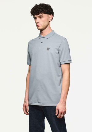 Lichtgrijze polo met een gladde katoenmix, met een kraag, drie knopen en een klein zwart logo op de linkerkant van de borst.