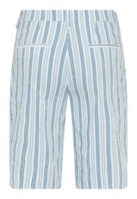 Shorts rayés présentant des lignes verticales bleu clair et blanches, avec une texture lisse, une coupe droite et deux poches arrière.