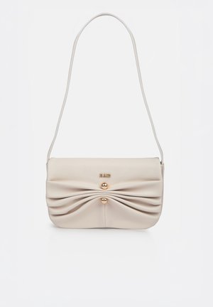 Sac à épaule crème avec devant plissé, fermeture par bouton doré et une fine bandoulière.