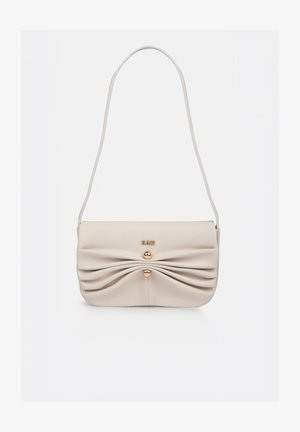 Sac à épaule crème avec devant plissé, fermeture par bouton doré et une fine bandoulière.