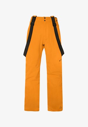 Oranje waterdichte sneeuwbroek met verstelbare zwarte bretels, drukknopen en een logo op het onderbeen. Rechtdoor ontwerp en een gladde textuur.