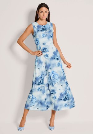 Ärmelloses A-Linien-Kleid in Hellblau mit einem Blumenmuster in verschiedenen Blautönen. Glatter Stoff mit einem langen, fließenden Rock.