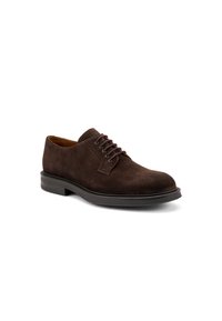Scarpa in suede marrone con lacci, punta tonda, suola in gomma e cinque occhielli. La trama è morbida e il design è minimalista.
