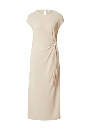 Helles beige Kleid mit einer Bindeschleife in der Taille, kurzen Ärmeln und einem Schlüssel-ausschnitt. Der Stoff wirkt glatt mit einer subtilen Textur.