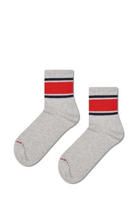 Grå bomuldsstrømper med ribbet manchet, der har en rød stribe flankeret af marineblå striber nær toppen. Blødt materiale og ankelhøjde.