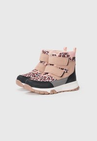 Knöchelstiefel mit Klettverschluss, die ein pinkes Leopardenmuster aufweisen, eine schwarze Zehenkappe, graue Akzente und eine strukturierte Gummisohle mit beiger Einfassung.