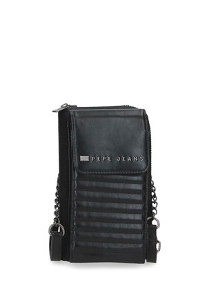 Bolso bandolera negro de Pepe Jeans con solapa frontal, cadena plateada como asa y detalles horizontales con costuras.