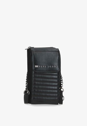 Bolso bandolera negro de Pepe Jeans con solapa frontal, cadena plateada como asa y detalles horizontales con costuras.