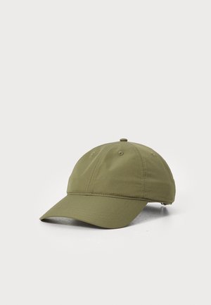 Casquette en coton vert olive avec une visière incurvée, design à six panneaux et œillets de ventilation ; texture de tissu légère et durable.