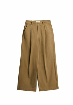 Kõrge vöökohaga, laia säärega khaki värvi püksid vöörõngaste, esipunutiste ja küljetaskutega, valgel taustal eksponeeritud.