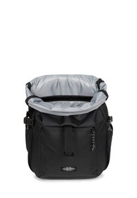 Mochila negra con un diseño de parte superior enrollable, forro interior gris y un bolsillo frontal. Cuenta con correas ajustables y una textura de material resistente.