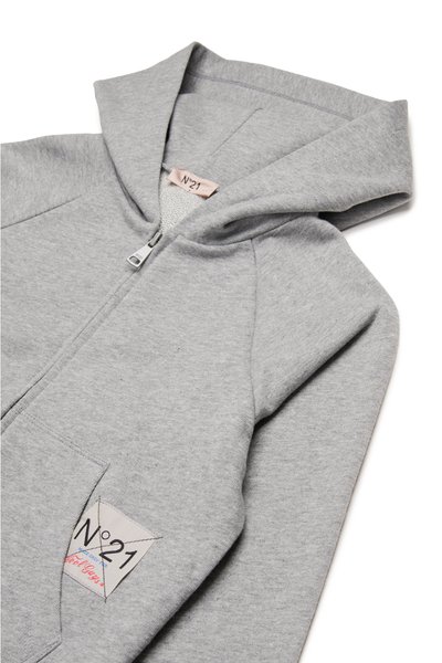 Grå zip-up hettegenser laget av mykt stoff, med en stor hette, raglanermer, og en etikett med "N°21" på venstre front.