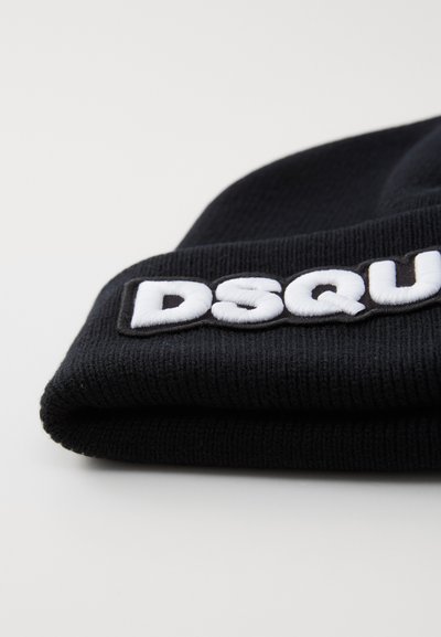 Bonnet en tricot noir avec un bord replié et un patch logo brodé blanc imprimé "DSQUARED". Texture lisse et ajustement confortable.