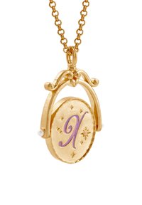 Gouden ketting met een ronde hanger die een paarse initiaal toont, kleine parelaccenten heeft en sterrengravures op een gestructureerd oppervlak.