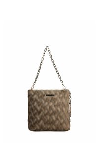 Bolso de mano con superficie texturizada ondulada en marrón, que presenta un asa de cadena y una pequeña placa con el logo. Material suave con acentos metálicos.