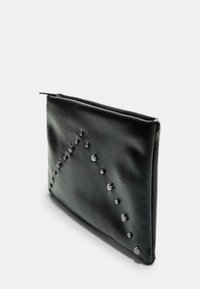 Crna clutch torbica od umjetne kože s geometrijskim zakovice uzorkom s jedne strane i zatvaranjem na zatvarač na vrhu. Glatka tekstura, pravokutni oblik.