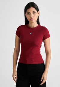 Tommy Jeans SLIM BADGE TEE - Základné tričko - regatta red