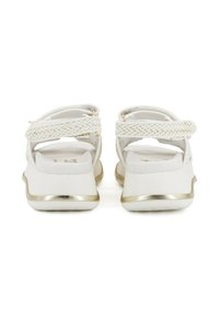 Sandali bianchi con fasce intrecciate, dettagli metallici dorati, soletta imbottita e tacco basso. Presentano un retro chiuso per un maggiore supporto.