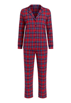 Rode geruite pyjamatop met lange mouwen en knopen met bijpassende rechte broek op een witte achtergrond.