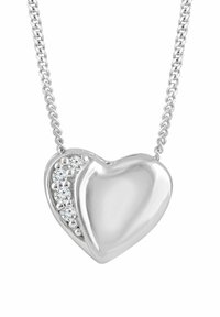 Ciondolo a forma di cuore in argento, con una metà liscia e lucida e l'altra metà decorata con scintillanti cristalli. Appeso a una catena.