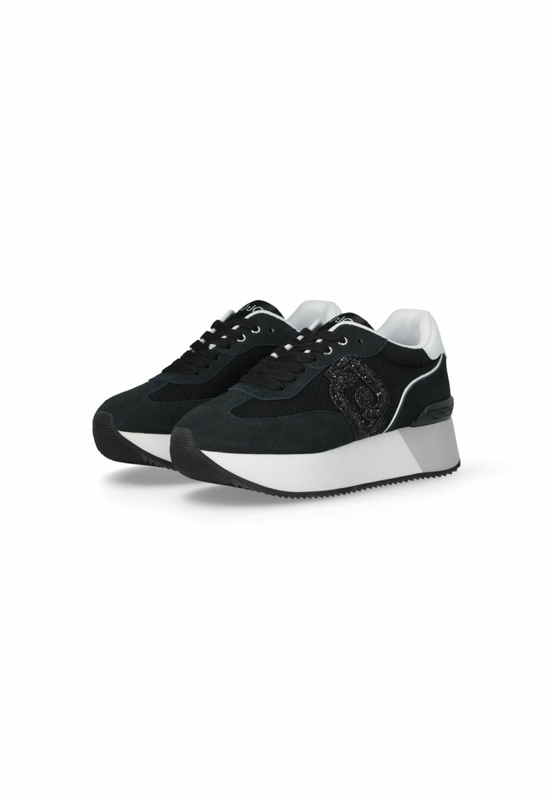 Sneakers neri realizzati in mesh e suede, con un logo decorativo, dettagli bianchi e una suola spessa con battistrada in gomma testurizzata.