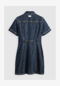 Vestido de mezclilla con mangas cortas, cintura entallada, cuello de botón y detalle de cinturón. Color azul oscuro con costuras y textura visibles.