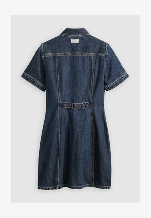Vestito in denim con maniche corte, vita aderente, colletto botton-down e dettaglio della cintura. Colore blu scuro con cuciture e texture visibili.