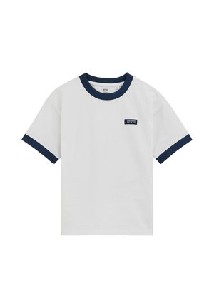 Biele tričko s krátkym rukávom, tmavomodrým golierom a lemami rukávov, na ľavej strane hrudníka malá tmavomodrá nášivka s bielym textom.