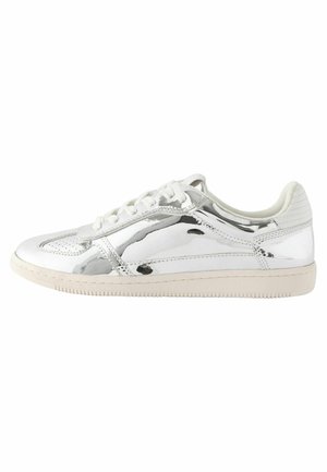 Sneaker bianco con una parte superiore argentata brillante e riflettente. Presenta una punta rotonda, chiusura con lacci e una suola in gomma bianca texturizzata.