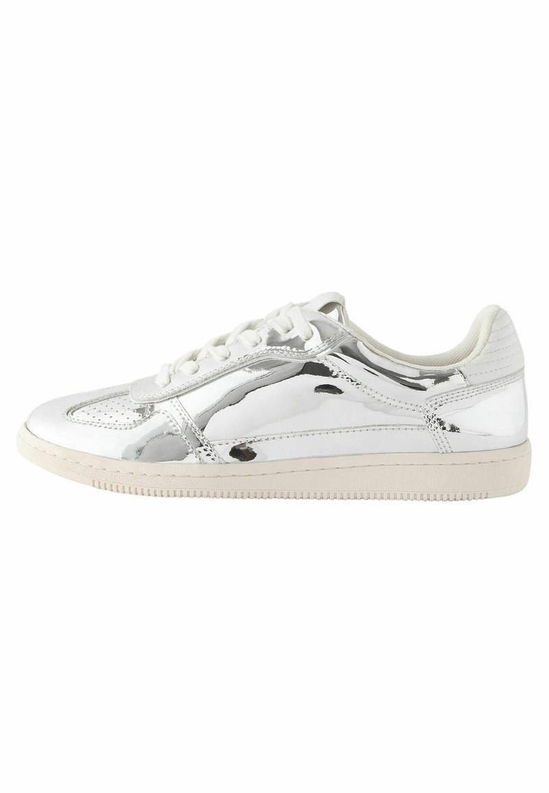 Sneaker bianco con una parte superiore argentata brillante e riflettente. Presenta una punta rotonda, chiusura con lacci e una suola in gomma bianca texturizzata.