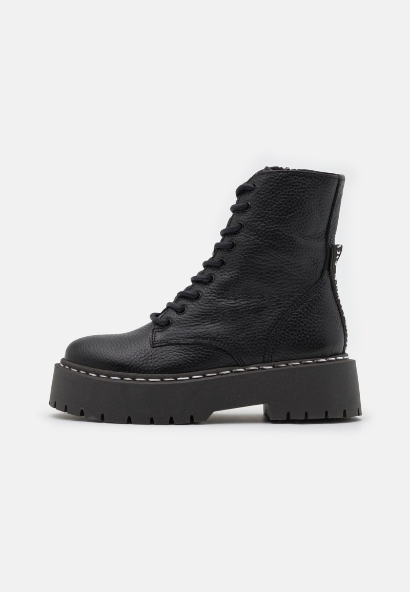 Bottes en cuir noir à lacets avec une finition texturée, semelle plateforme épaisse et des coutures blanches contrastantes le long de la semelle et des accents de fermeture éclair.